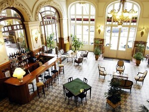 Déjeuner et dîner servis sur place, spécialités Cuisine française