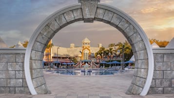 3 piscinas externas, funciona das 7h às 23h, guarda-sóis