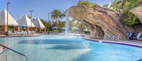 3 つの屋外プール、営業時間 7:00 ~ 23:00、プール パラソル、サンラウンジャー