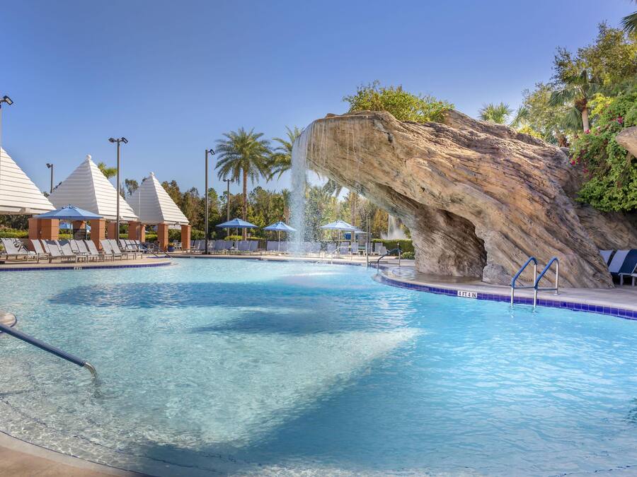 3 piscinas externas, funciona das 7h às 23h, guarda-sóis