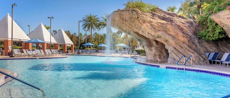 3 utomhuspooler, öppet 07.00 till 23.00, parasoller och solstolar