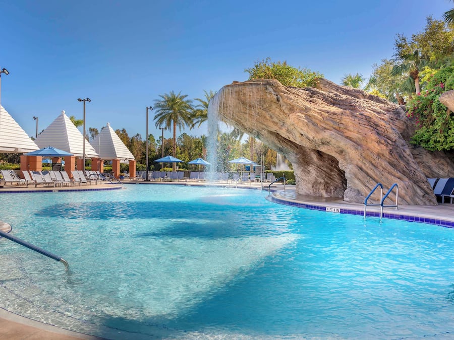 3 utendørsbassenger, bassengparasoller og solsenger