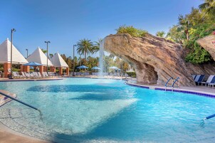 3 室外游泳池，07:00 至 23:00 开放，池畔遮阳伞，日光浴躺椅