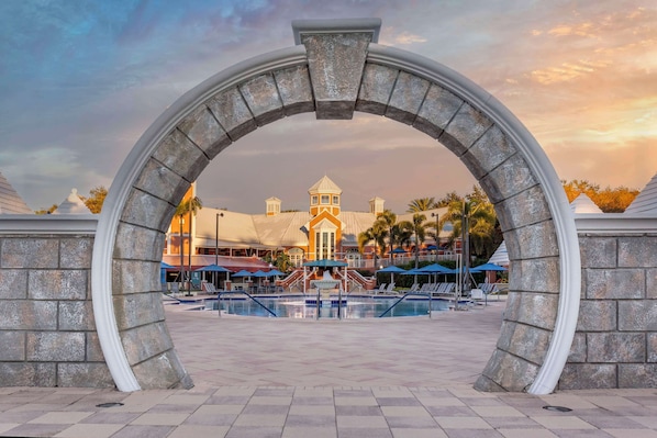 3 outdoor pools, pool umbrellas, pool loungers