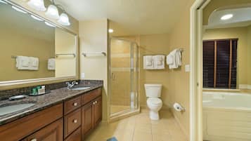 Un baño con ducha, inodoro y bañera.