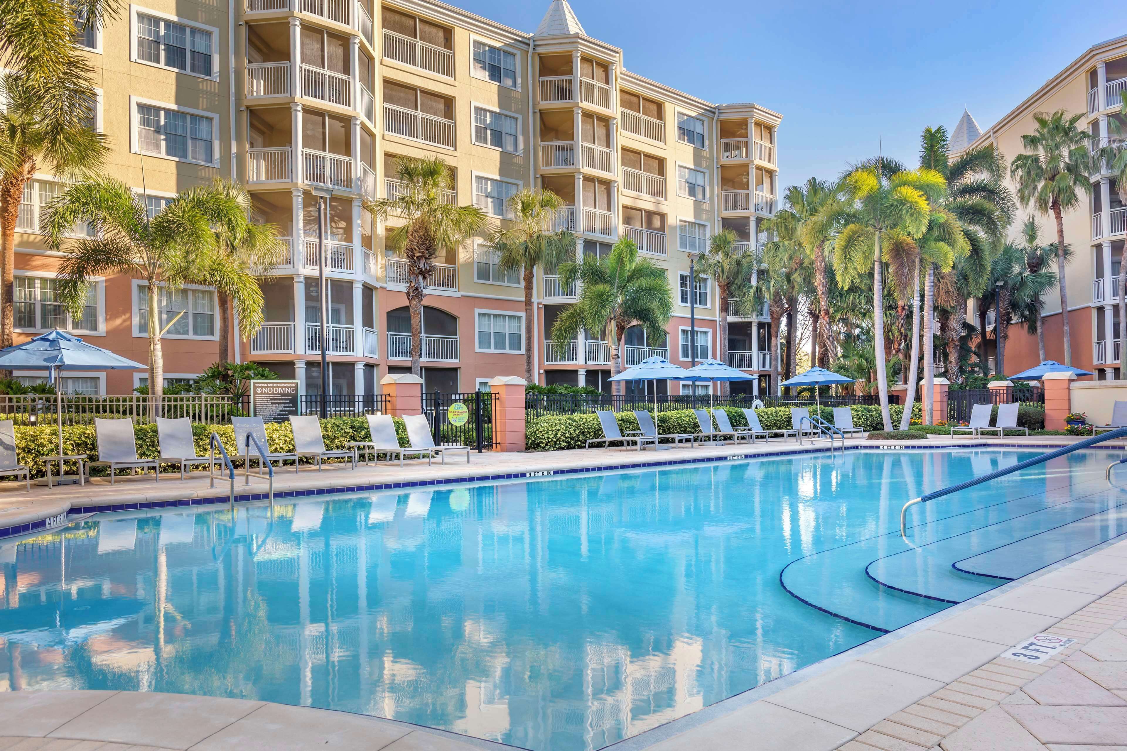 3 室外游泳池，07:00 至 23:00 开放，池畔遮阳伞，日光浴躺椅