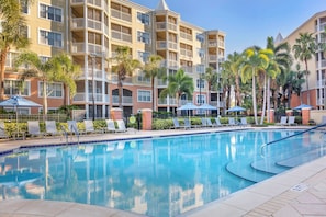 3 座室外游泳池,開放時間為 07:00 至 23:00,提供泳池遮陽傘和日光浴躺椅