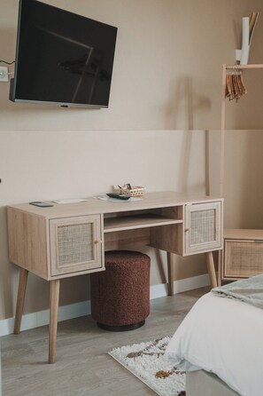 Ropa de cama de alta calidad, escritorio y cortinas blackout 