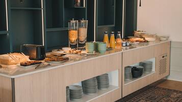 Bữa sáng buffet hàng ngày (15 EUR/mỗi người)