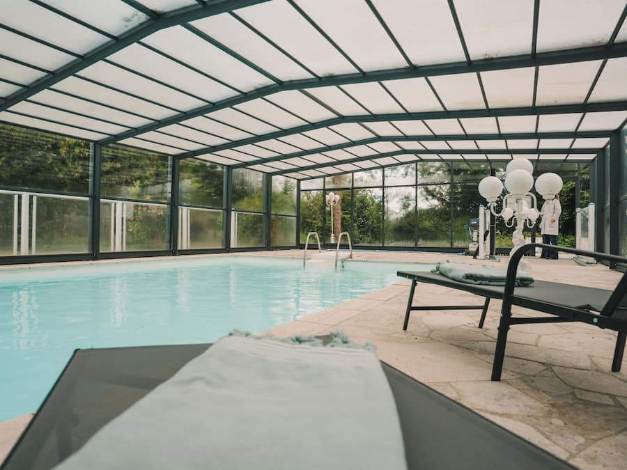 Una piscina techada, una piscina al aire libre de temporada