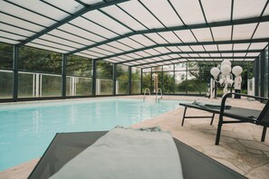 Piscina interna, piscina externa sazonal, espreguiçadeiras