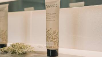 Een fles ZenNao shampoo op een reflecterend oppervlak.