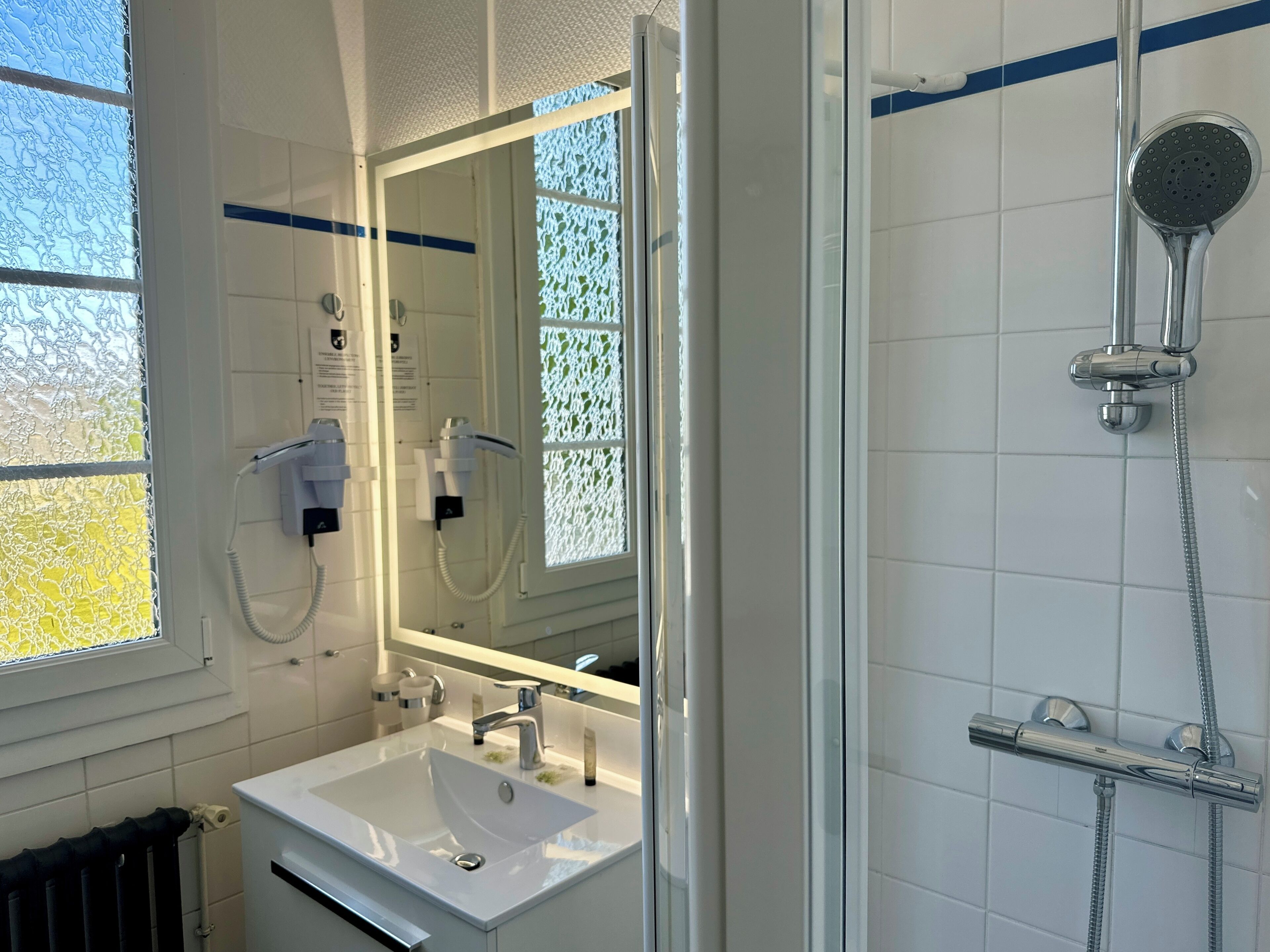 triple room | bathroom | free toiletries, hair dryer, towels, soap