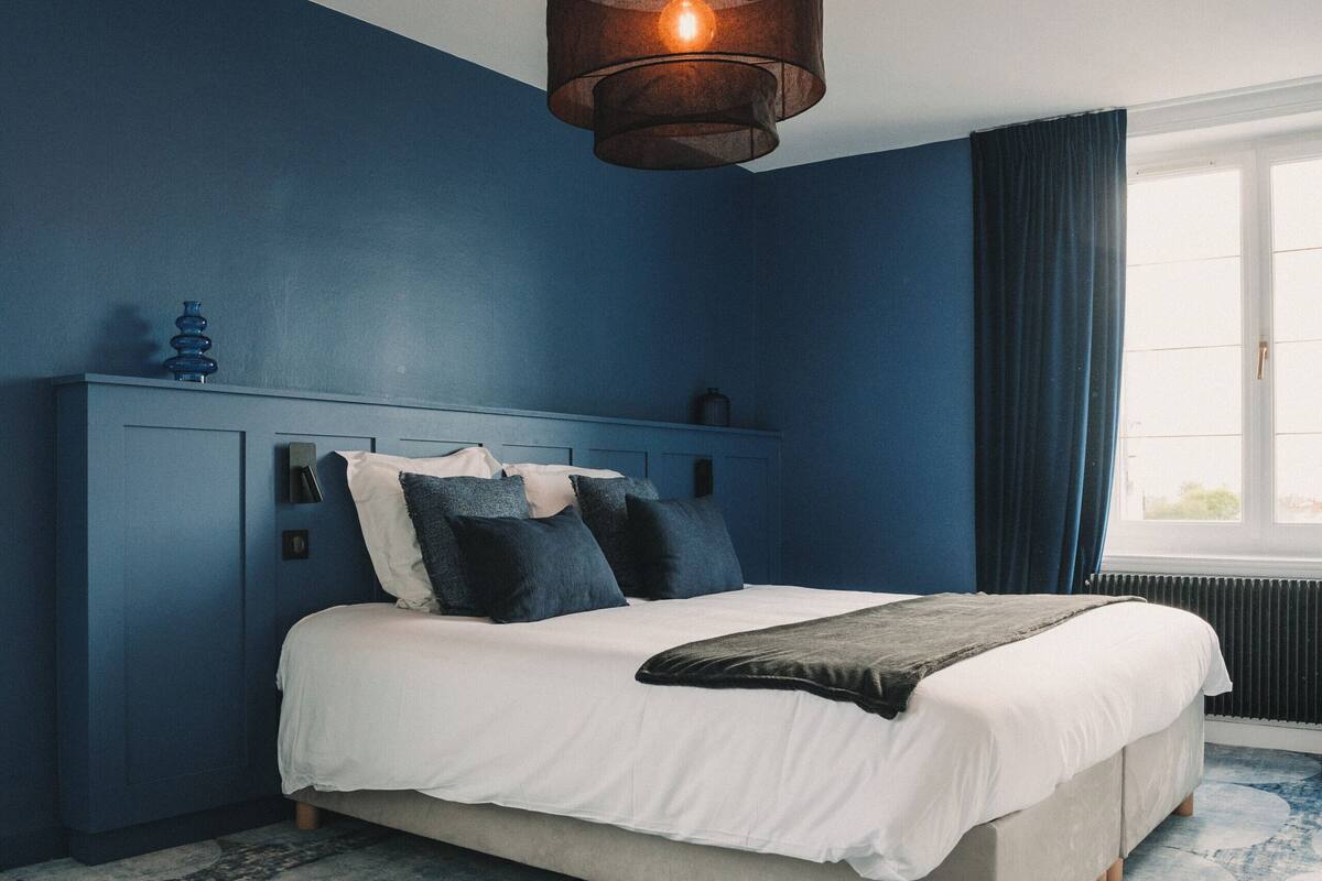 1 bedroom, premium bedding, desk, blackout curtains