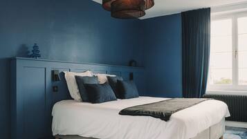 Premium bedding, desk, blackout curtains, free WiFi