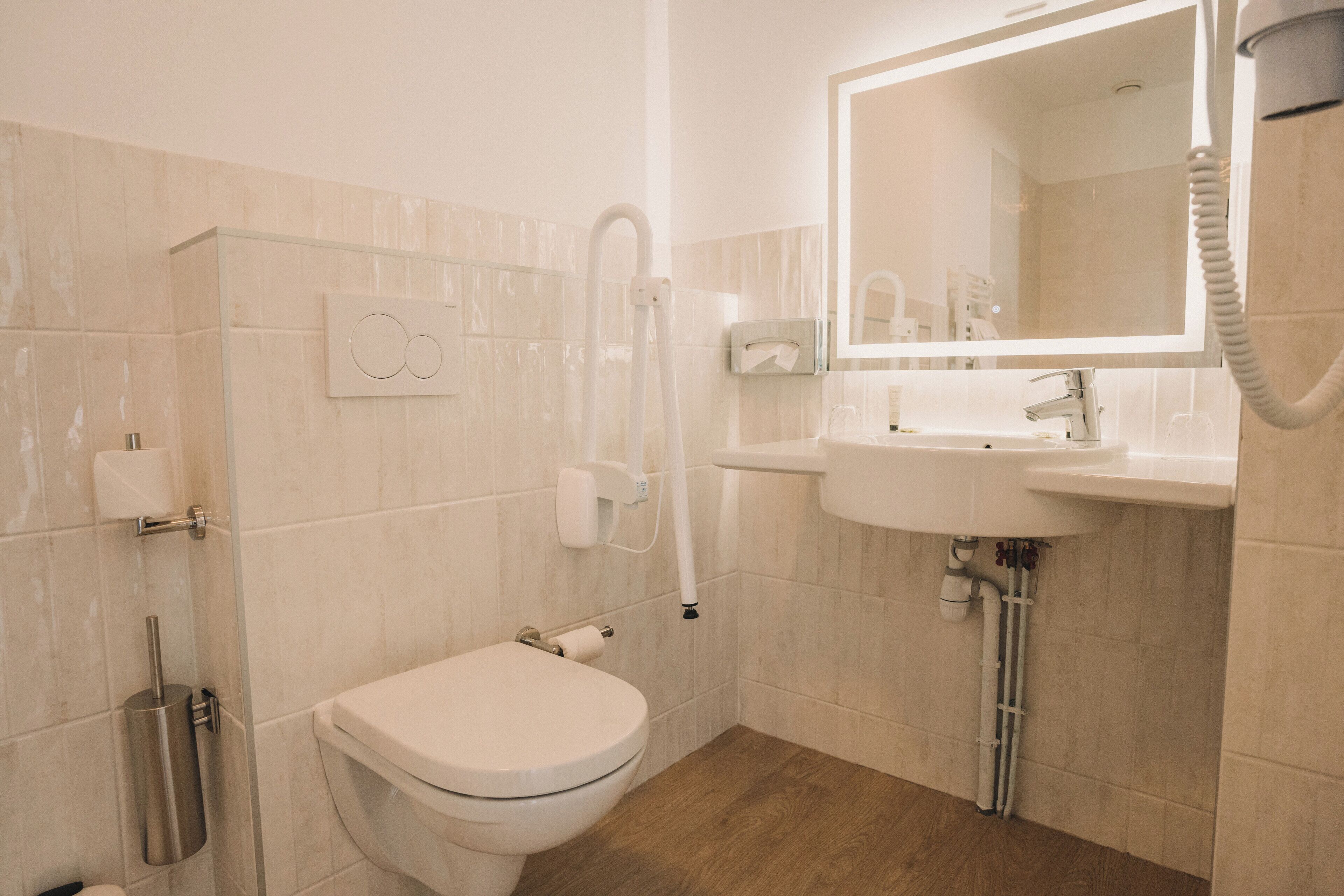 Une salle de bain moderne équipée de toilettes, d’un bidet et d’un lavabo.