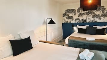 Habitación Deluxe | Ropa de cama de alta calidad, escritorio y cortinas blackout