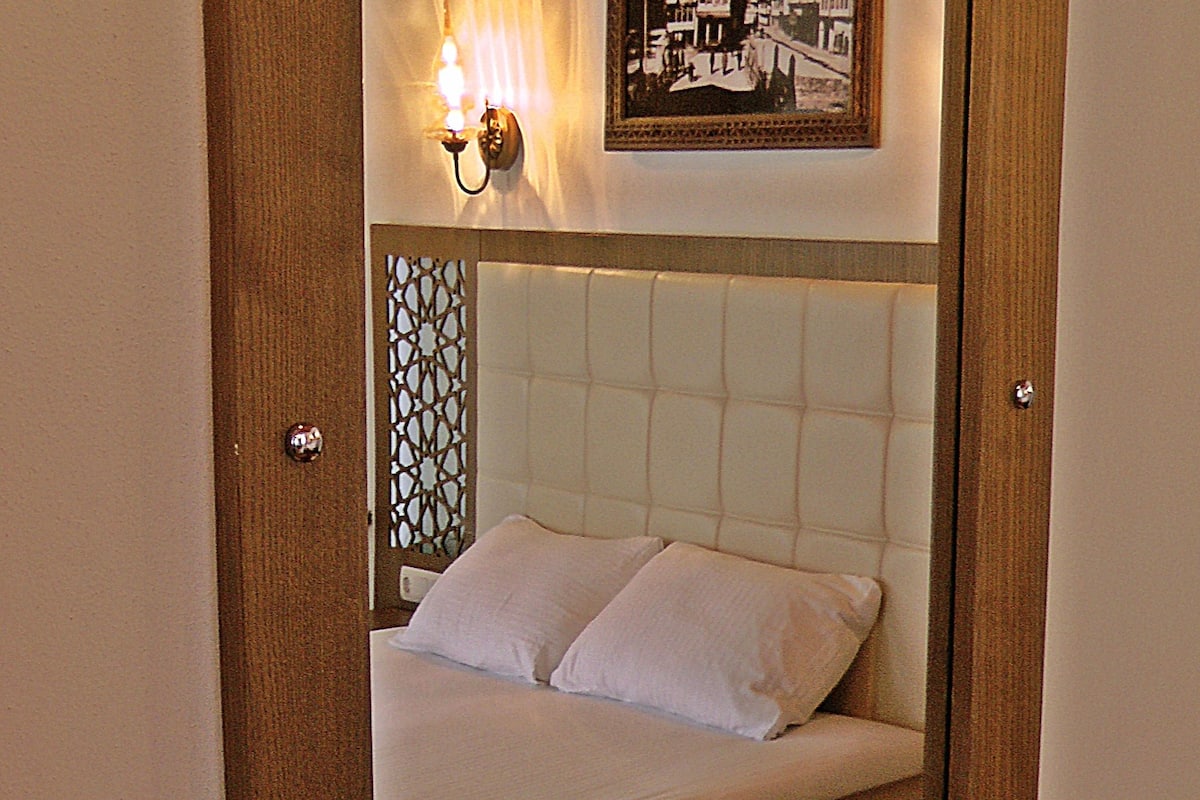 single room | minibar, desk, free cots/infant beds, free wifi