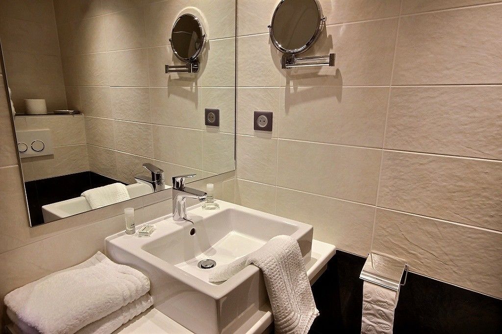 double room (cosy) | bathroom sink