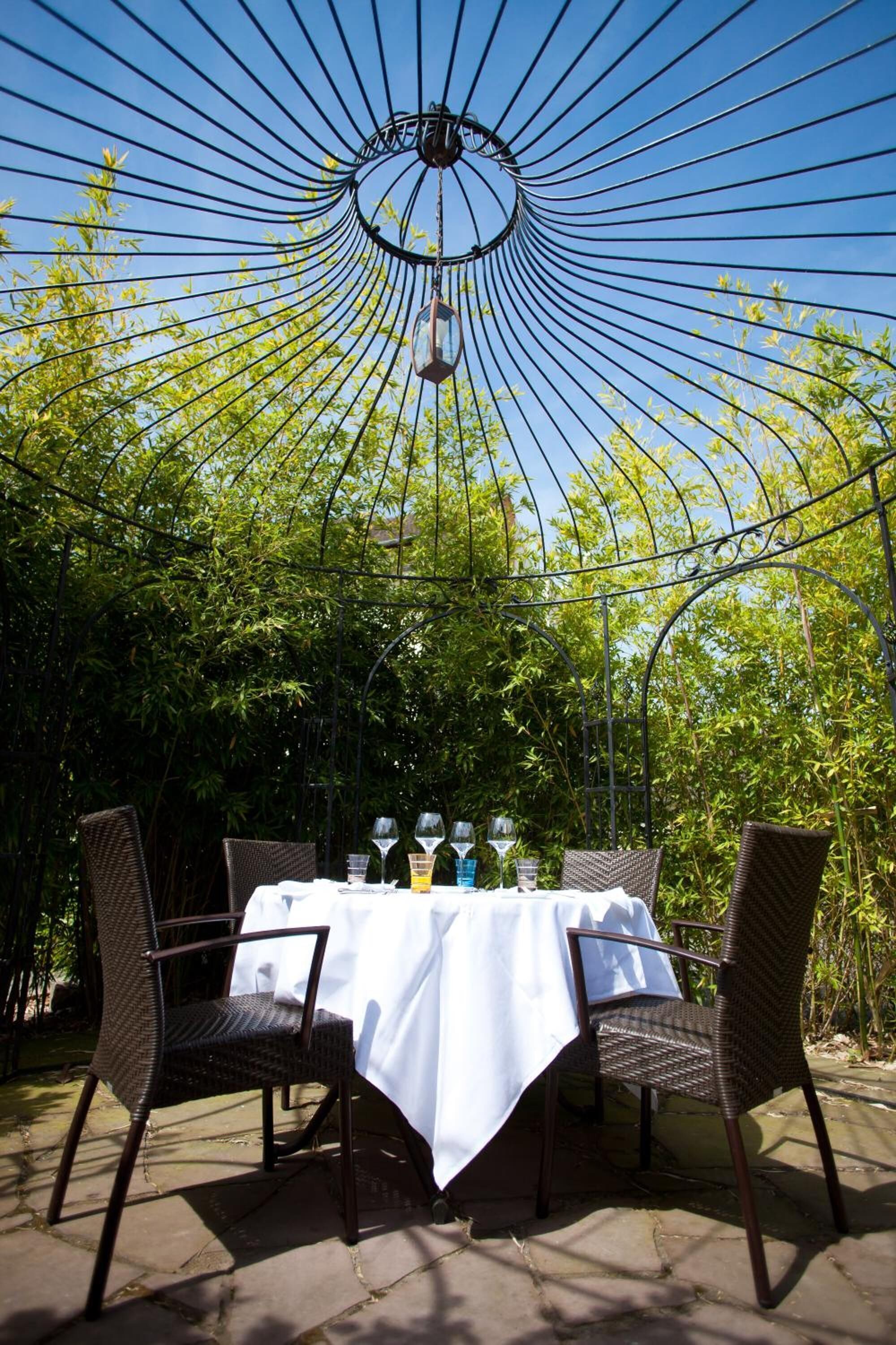 lunch, dinner served; french cuisine, al fresco dining