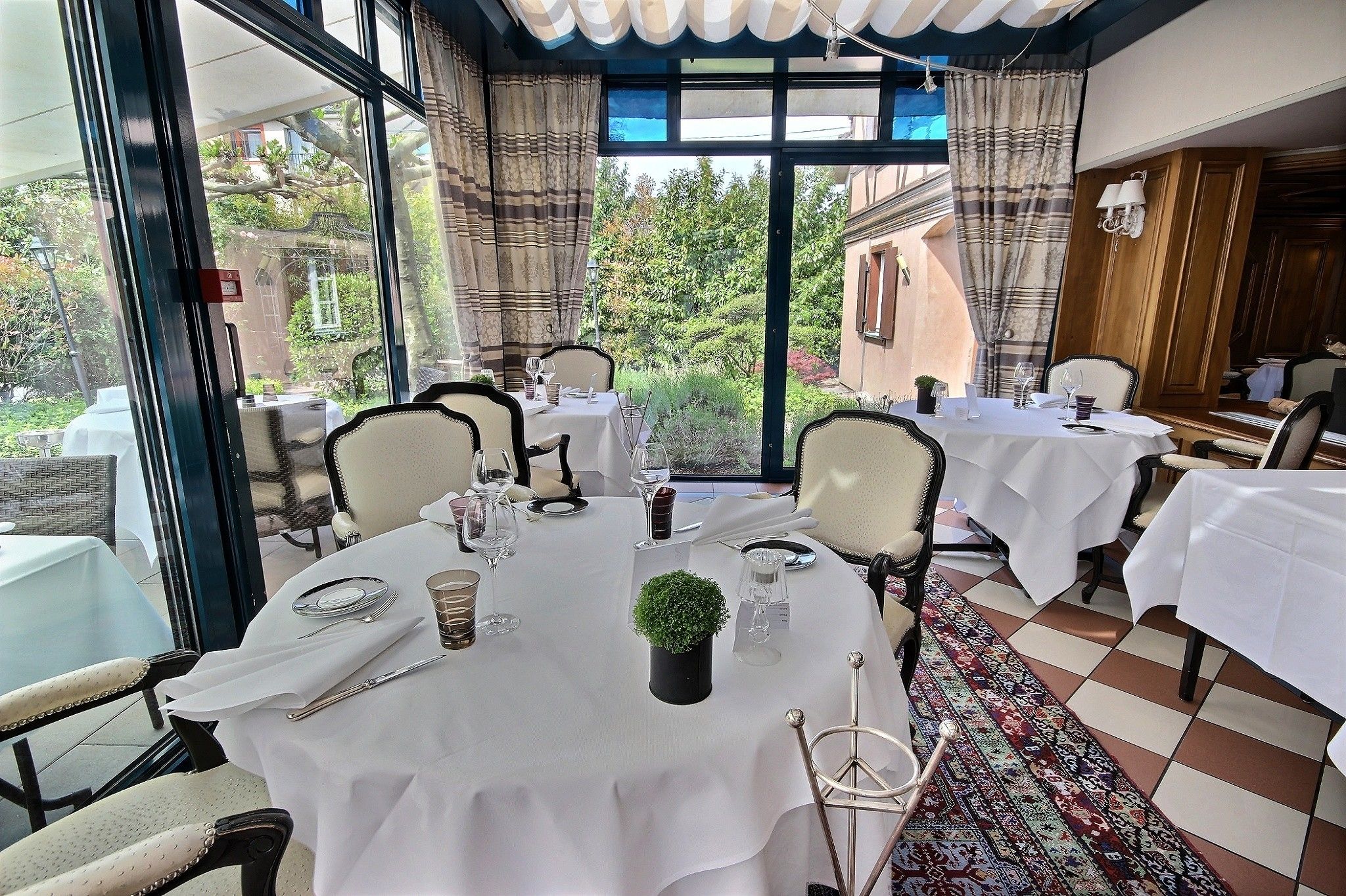 lunch, dinner served; french cuisine, al fresco dining