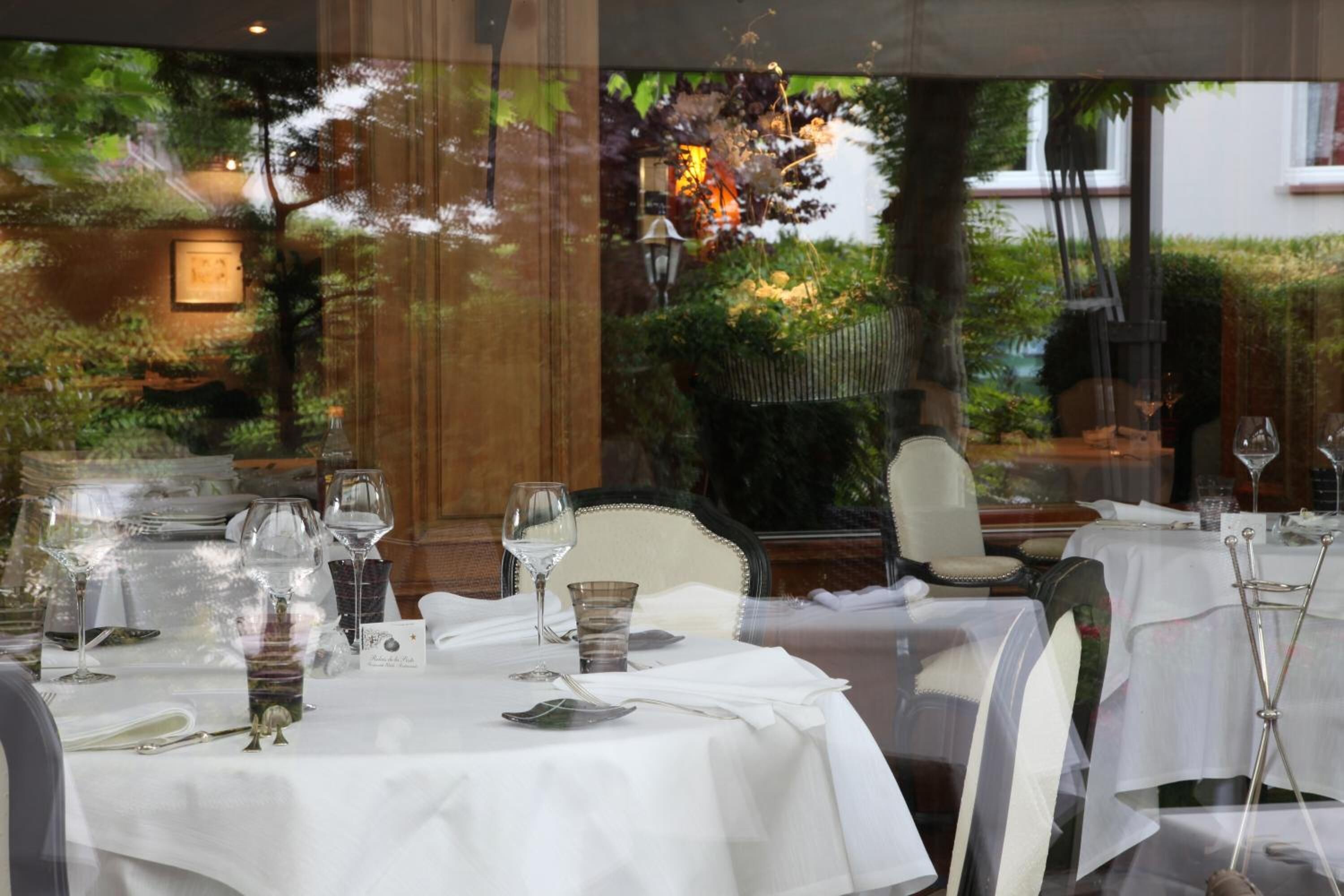 lunch, dinner served; french cuisine, al fresco dining