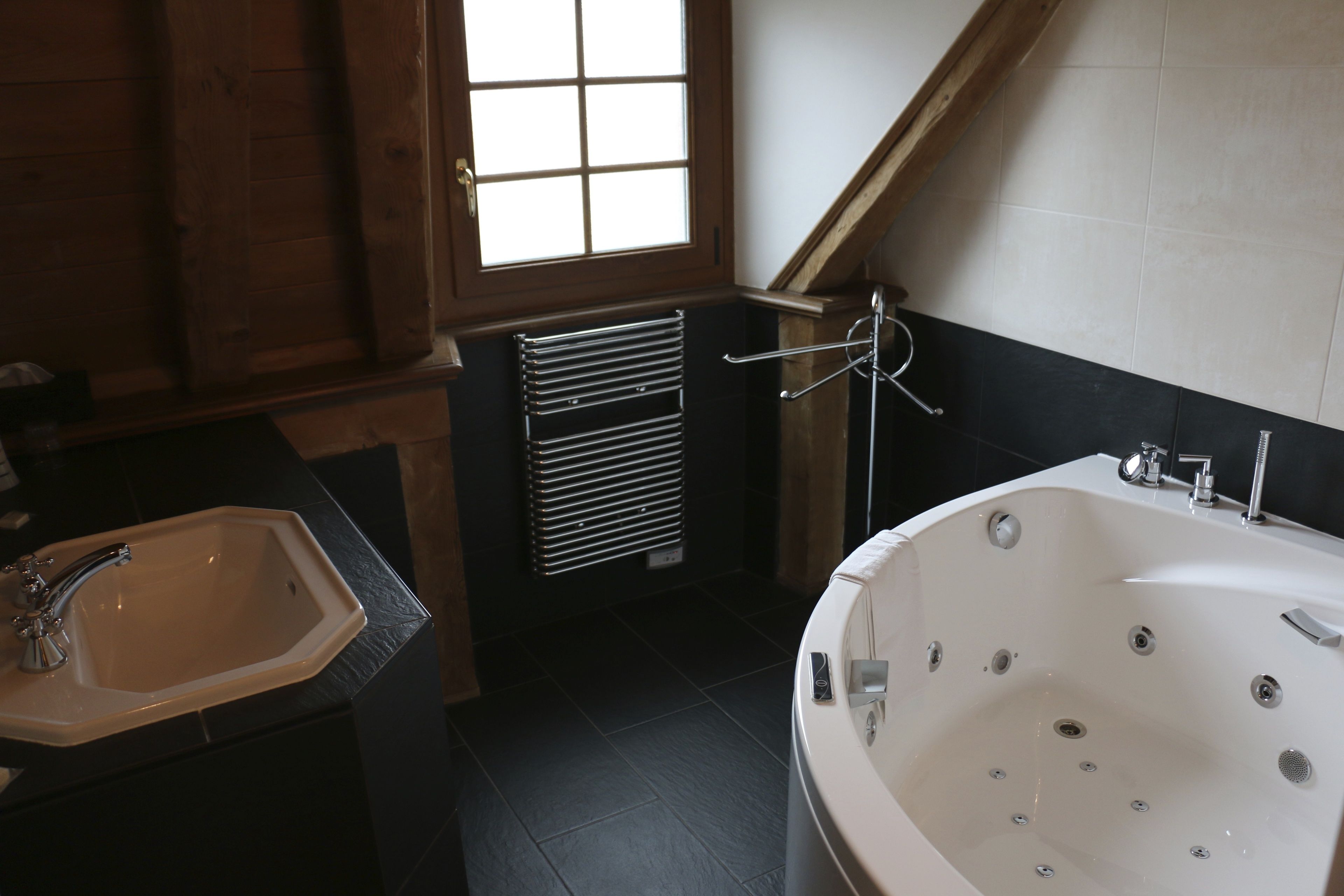 superior double room, bathtub | jetted bathtub