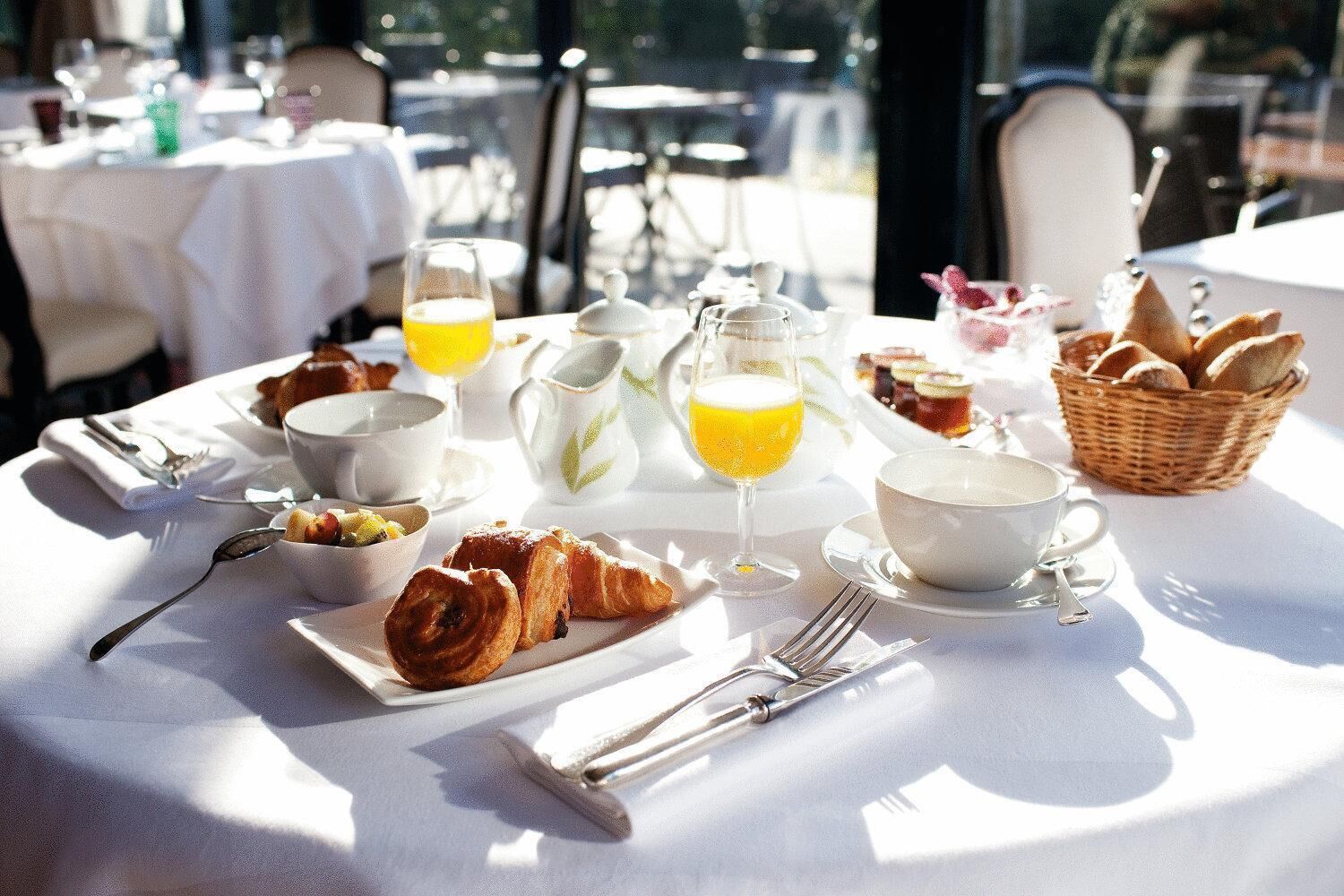lunch, dinner served; french cuisine, al fresco dining