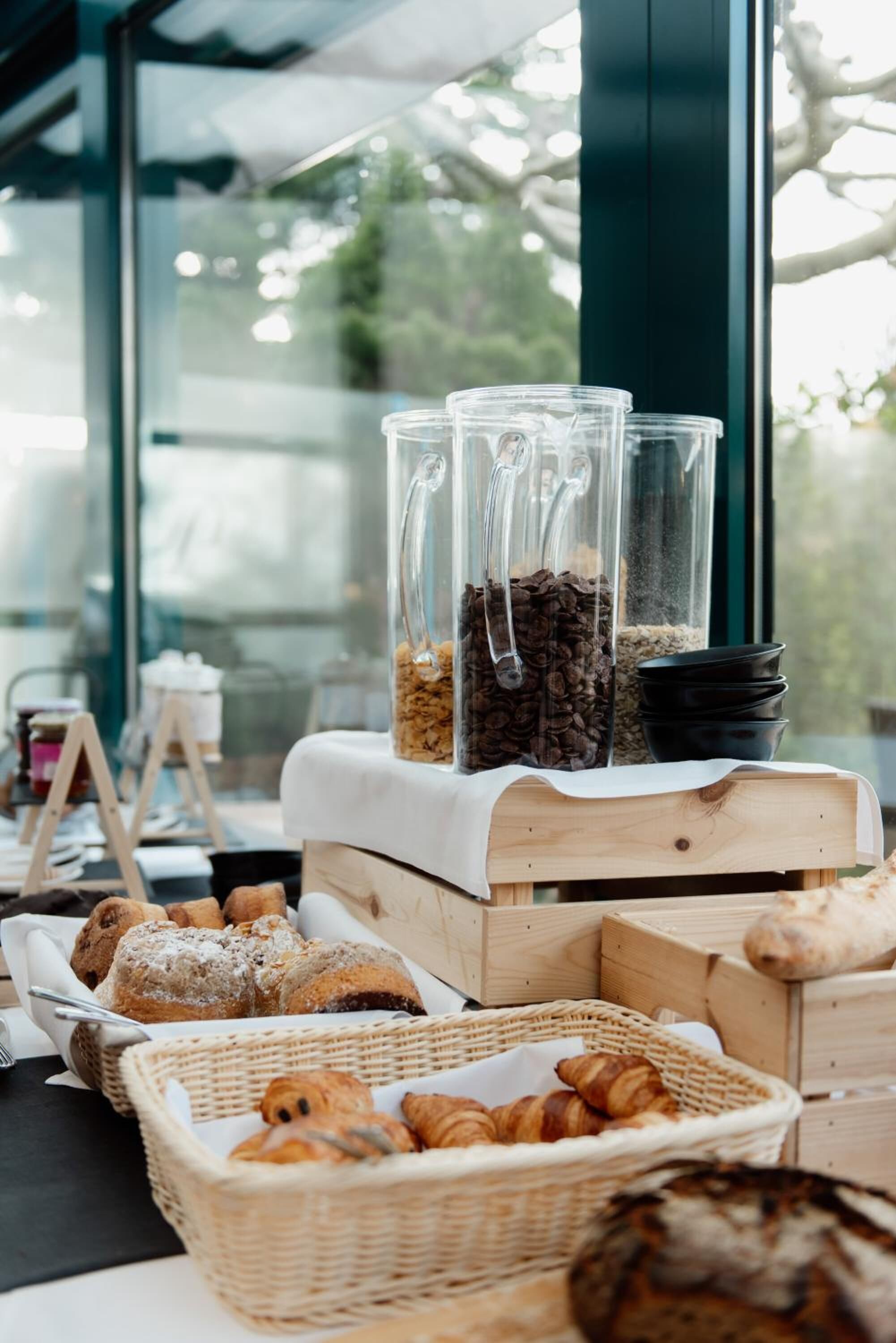 lunch, dinner served; french cuisine, al fresco dining