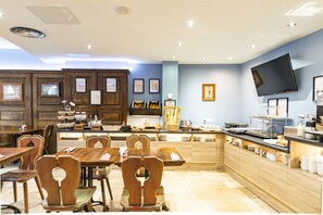 Tägliches Frühstücksbuffet (18 EUR pro Person)