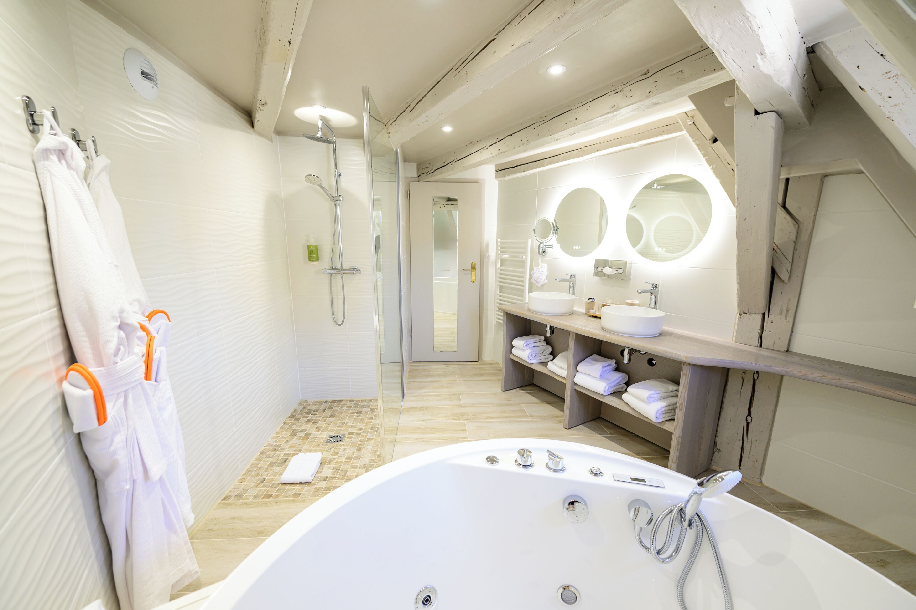 Maisonette | Badezimmer | Kostenlose Toilettenartikel, Haartrockner, Handtücher, Seife