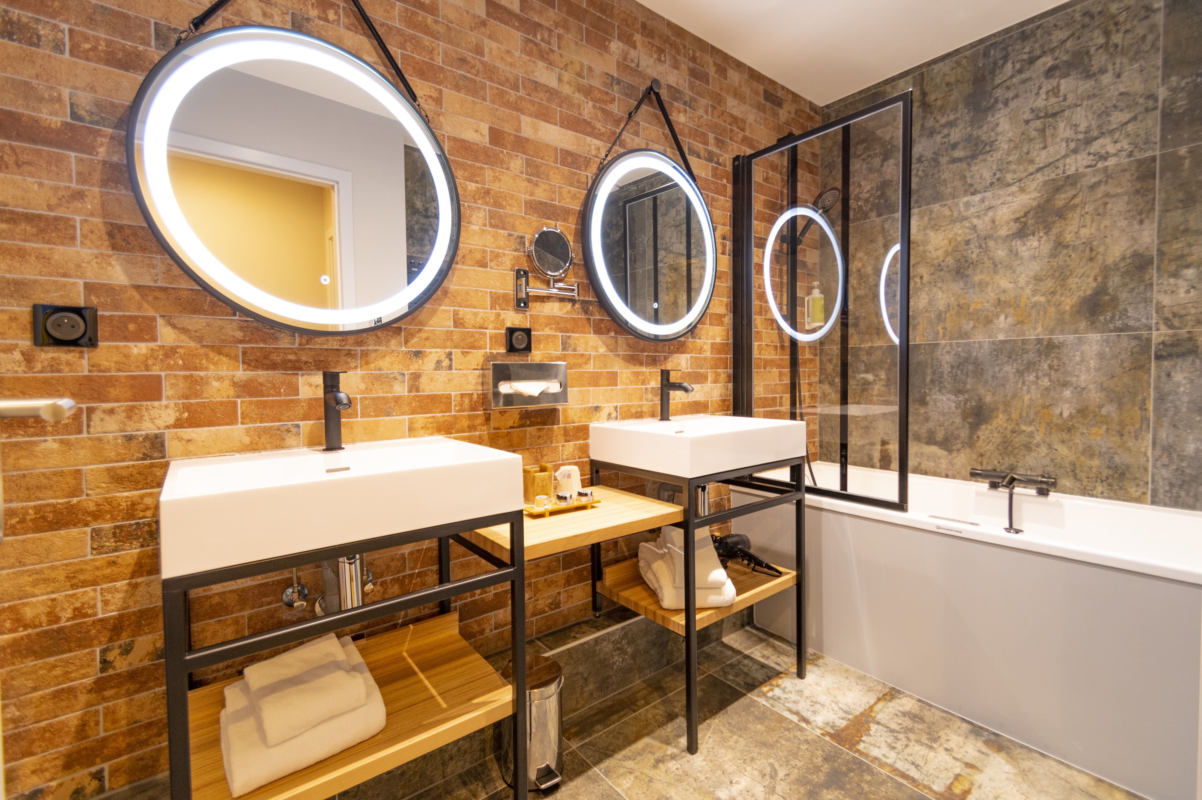 charming double or twin room, whirlpool bath or shower | bathroom | free toiletries, hair dryer, towels, soap