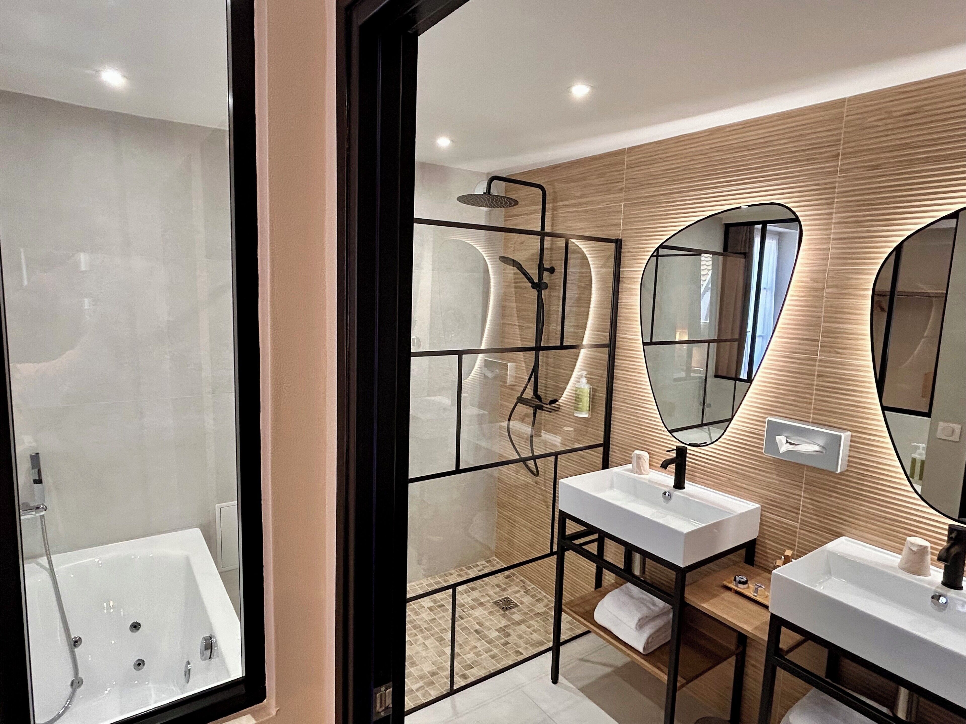 charming double or twin room, whirlpool bath or shower | bathroom | free toiletries, hair dryer, towels, soap