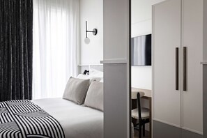 Premium-Zimmer, 1 Queen-Bett, Nichtraucher, Balkon (Shower Only) | Hochwertige Bettwaren, Daunenbettdecken