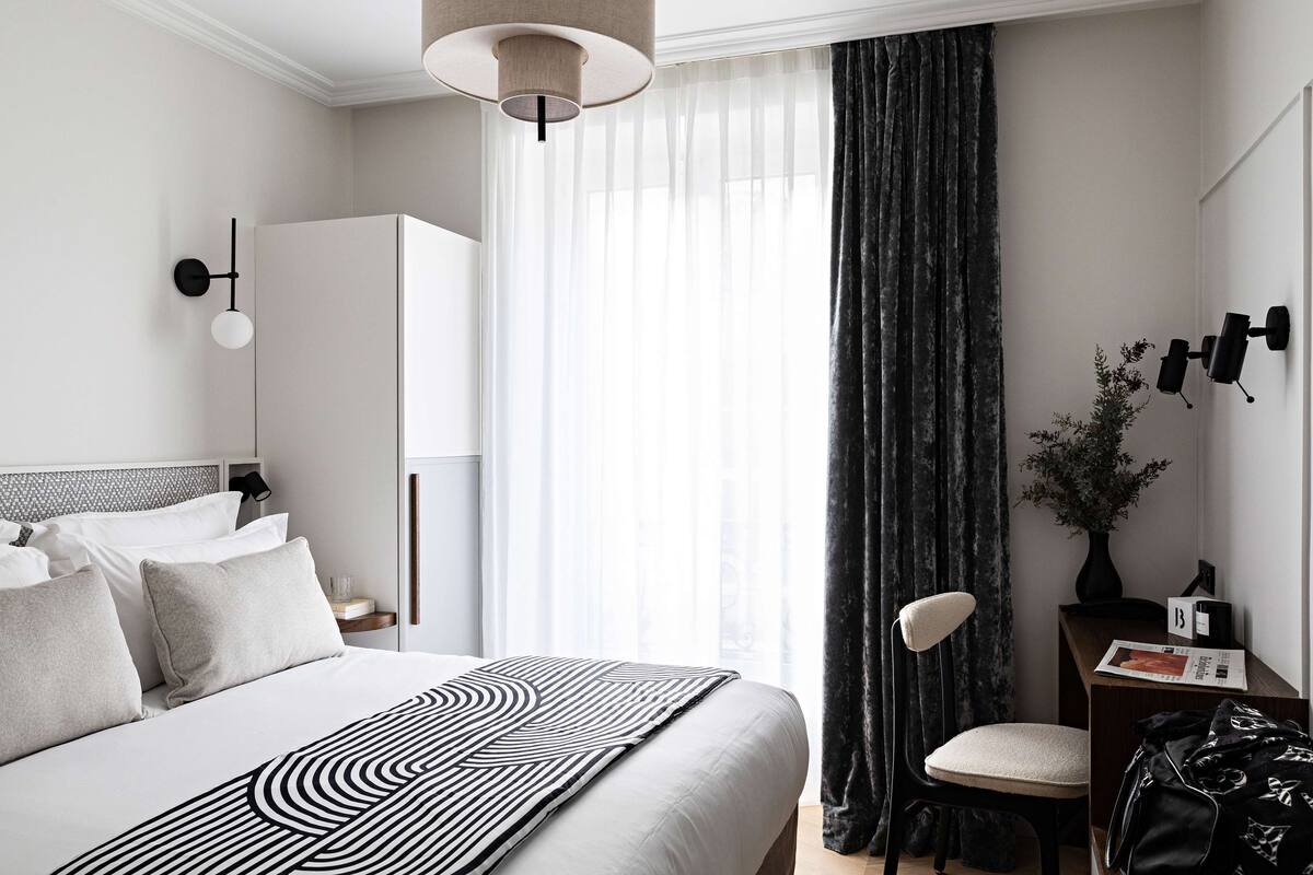Kamar Superior, 1 Tempat Tidur Queen, Bebas Asap Rokok (Shower Only) | Seprai premium, selimut bulu angsa, busa memori, dan minibar