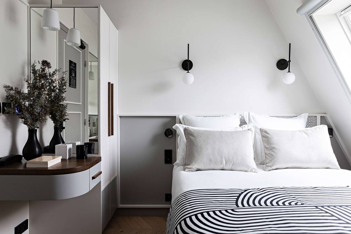 Kamar Klasik, 1 Tempat Tidur Twin, Bebas Asap Rokok (Shower Only) | Seprai premium, selimut bulu angsa, busa memori, dan minibar