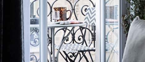 Premium Room, 1 Queen Bed, Non Smoking, Balcony (Shower Only) | Premium bedding, down comforters, memory foam beds, minibar