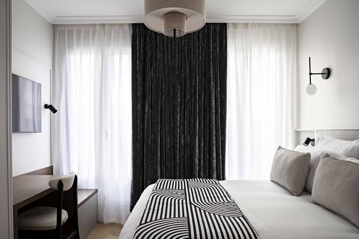 Kamar Premium, 1 Tempat Tidur Queen, Bebas Asap Rokok, balkon (Shower Only) | Seprai premium, selimut bulu angsa, busa memori, dan minibar