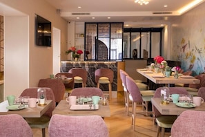 Daily buffet breakfast for a fee - Hotel Des Arts Paris Montmartre (Paris)