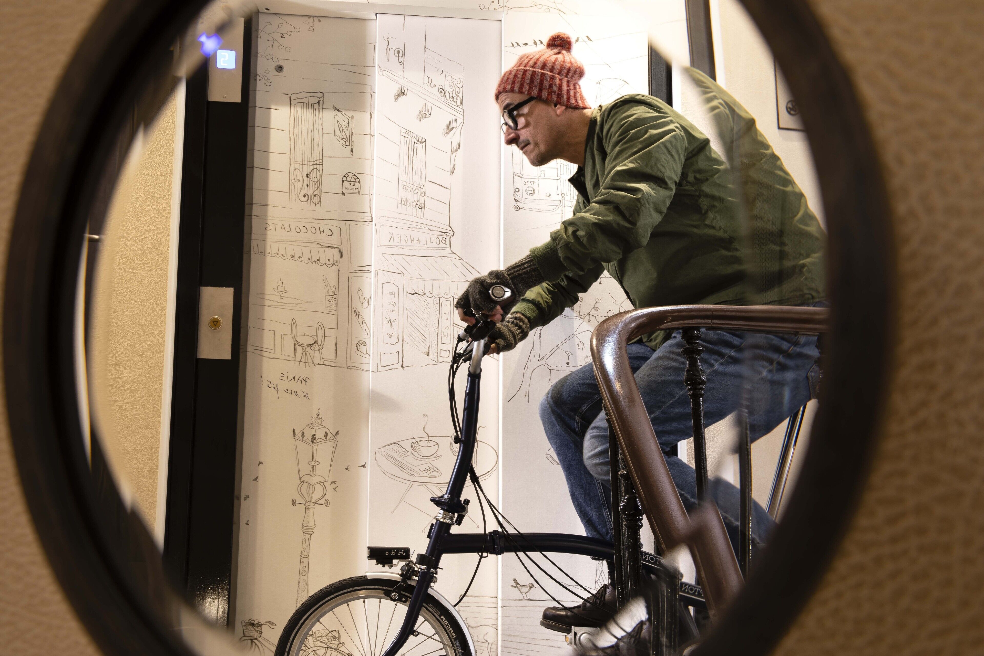 Eine Person auf einem Fahrrad in einem Raum mit einer Whiteboard voller Skizzen und Notizen.