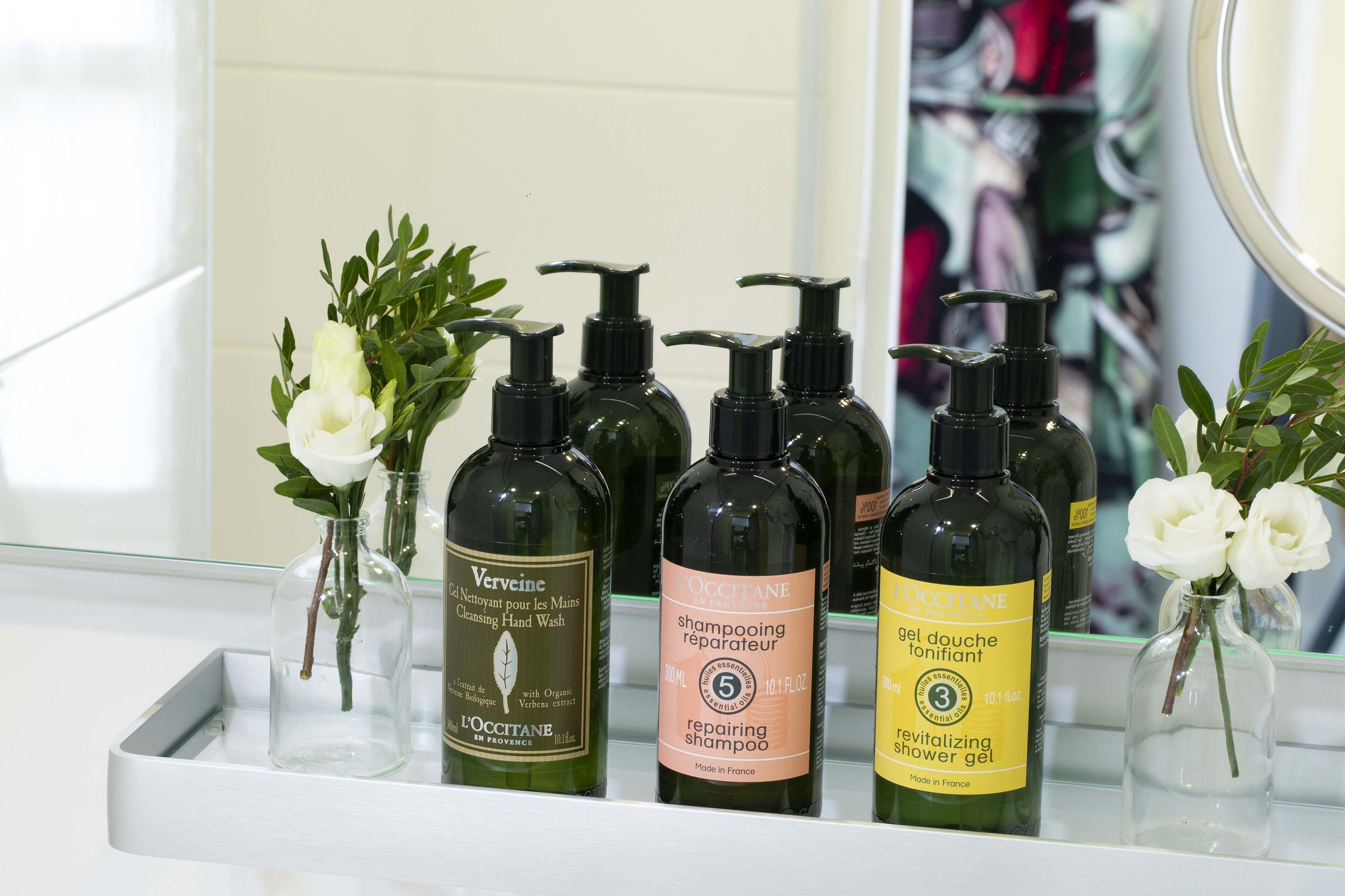 standard double room | bathroom | combined shower/bathtub, hydromassage showerhead, towels