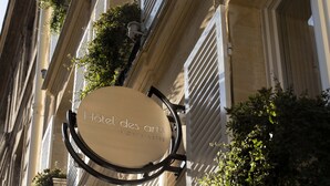 Señalización para "Hotel des arts", con diseño circular y marco negro.