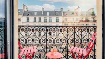 舒适双人房, 阳台 | 高档床上用品、加厚床垫、客房内保险箱、办公桌