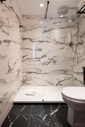 Standard Double Room | Bathroom