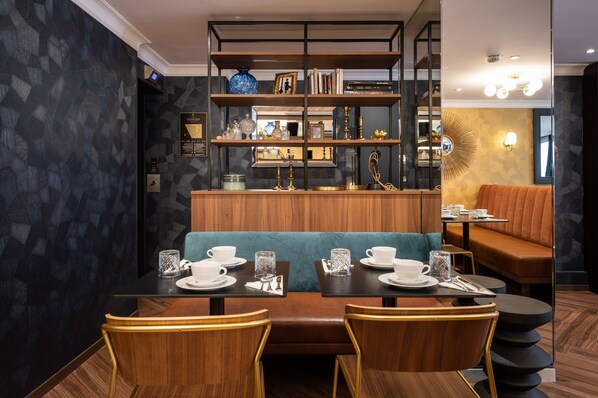 Petit déjeuner buffet (16.00 EUR par personne)