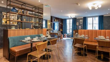 每日供应自助式早餐(每人 EUR 16.00)