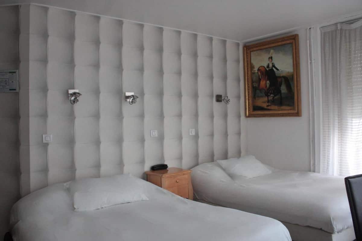 Caja de seguridad en la habitación y escritorio