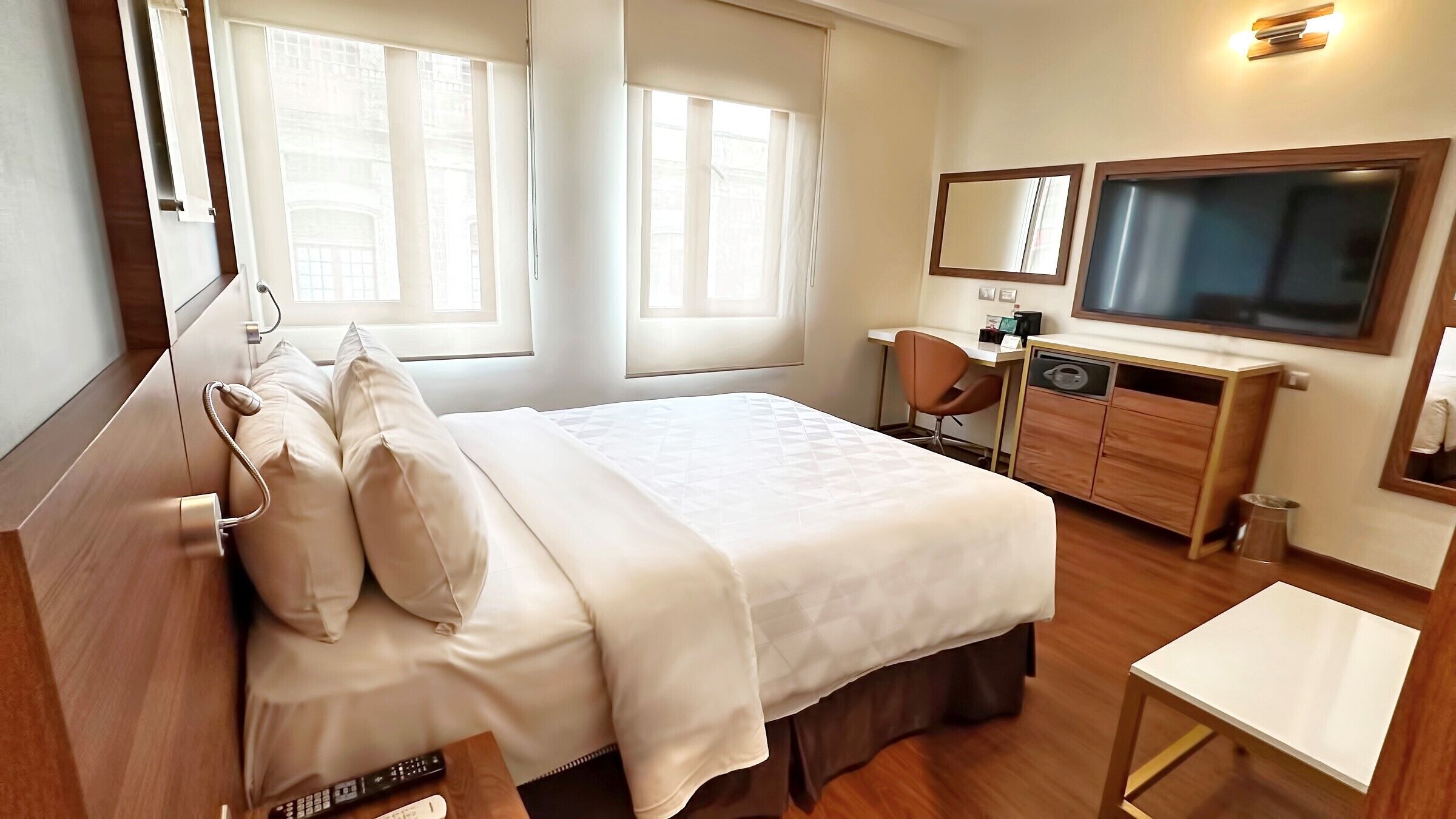 room (habitación estándar 1 cama) | in-room safe, desk, laptop workspace, iron/ironing board