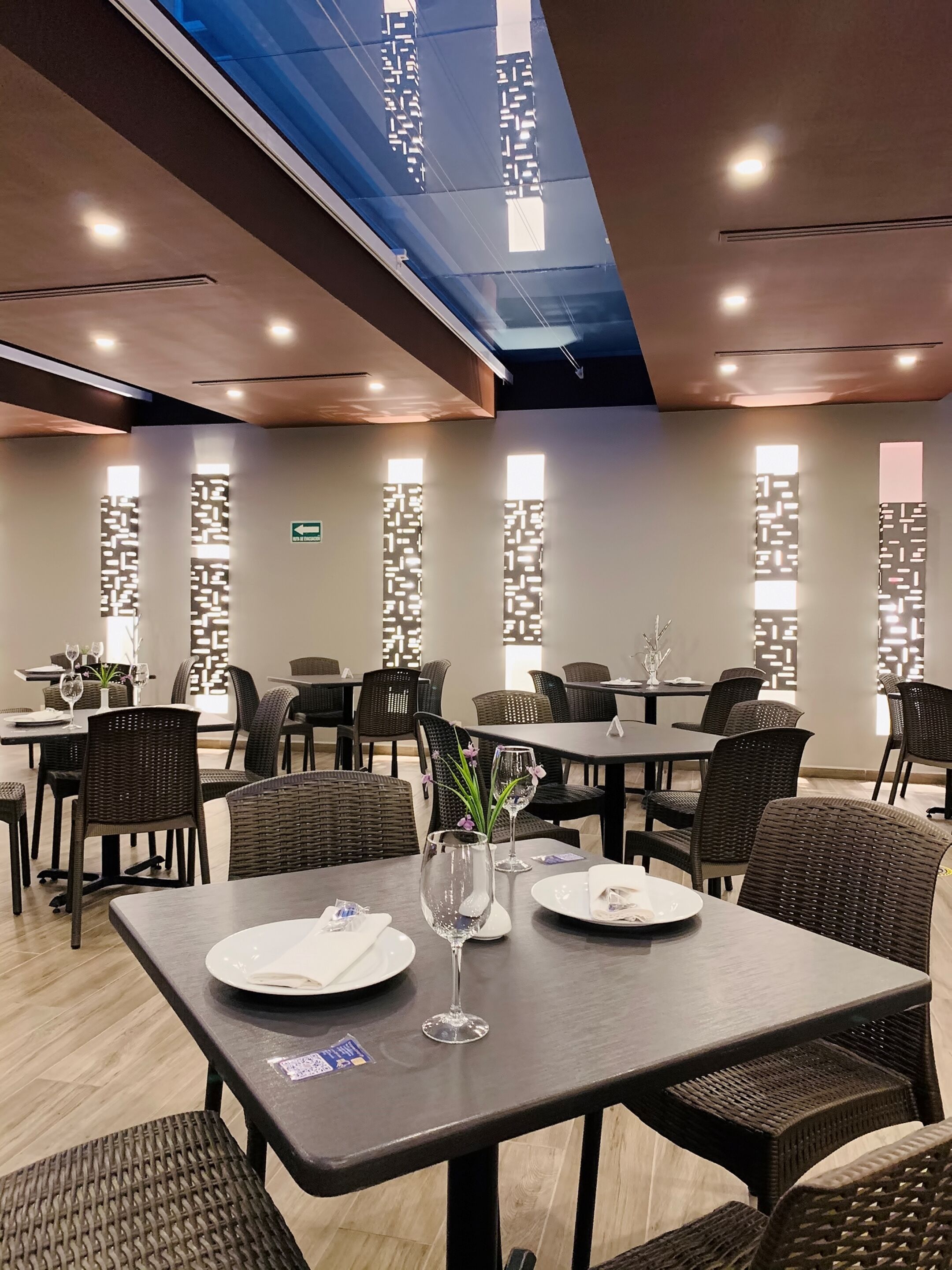 Serveert ontbijt, lunch en diner