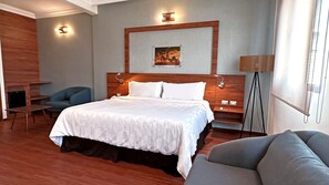 A hotel room with a large bed, a desk, a chair, and a lamp. - Hotel Ritz Ciudad de México (Mexico City)